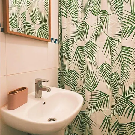 By Avenida Da Liberdade * Lisboa